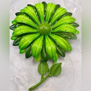 Vintage Enamel Layered Green Daisy Floral Brooch Pin with Textured Petals